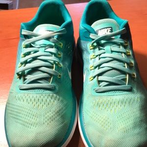 Women’s size 9 Nike flex 2016 running shoes